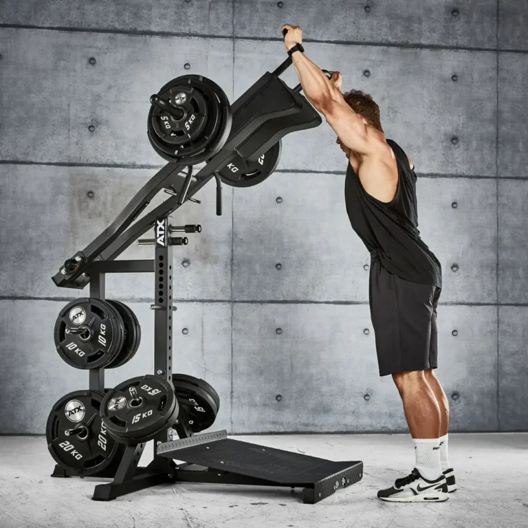 Wesley Vissers doing shoulder press